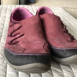 Used Clarks pink/burgundy slip on shoes sz11